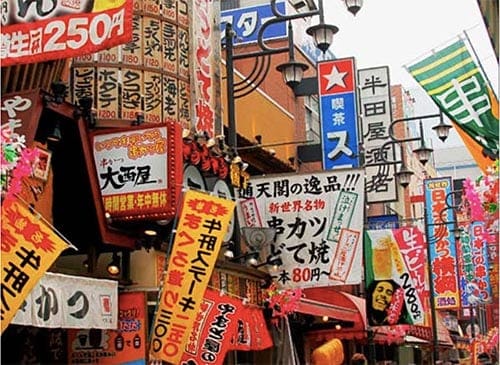 Bunte Werbung in Chinatown