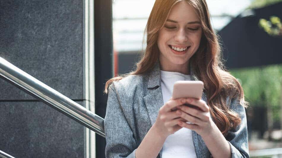Frau am Smartphone