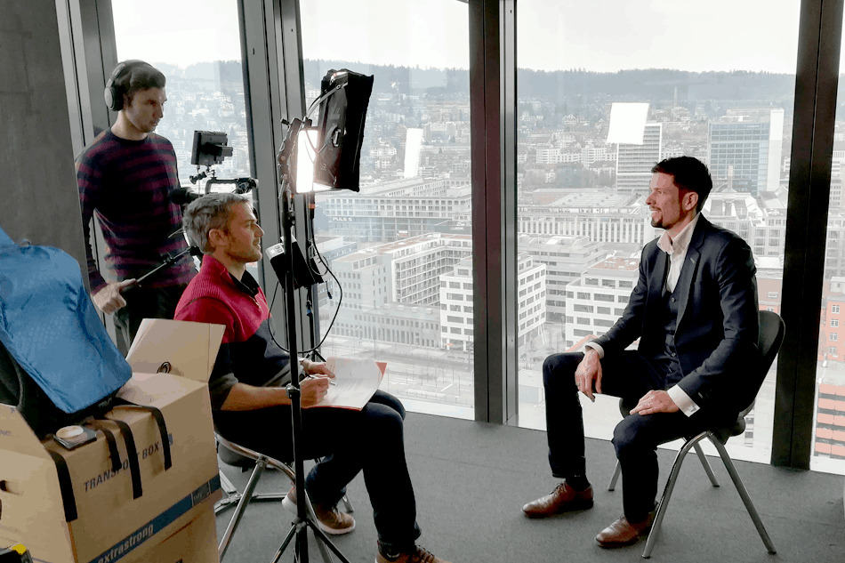 Interview-situation bei Werbespot-Dreh