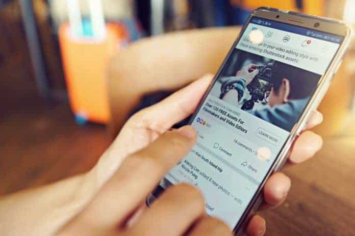 Smartphone mit Facebook