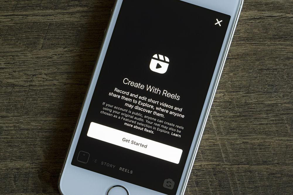 Smartphone mit Instagram Reels