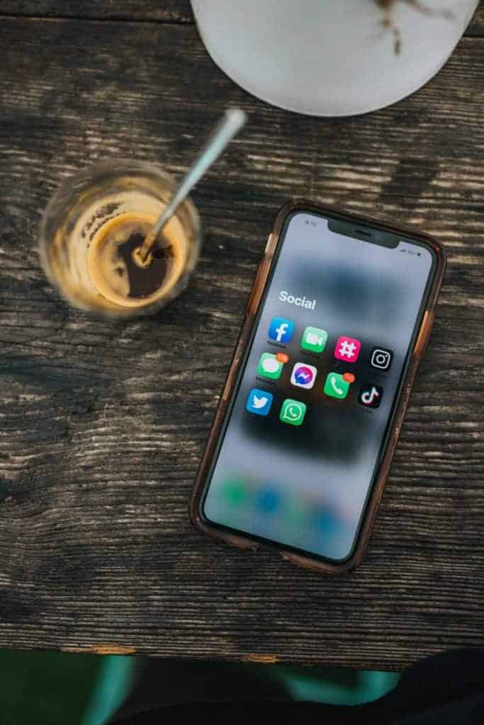 Smartphone mit Social Media Apps neben Kaffee