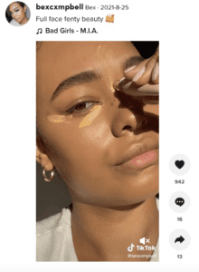 TikTokerin trägt Make-up von Fenty auf.