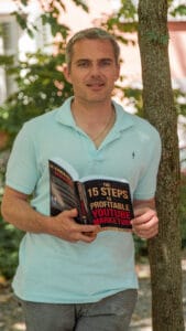 Adrain präsentiert seine Top 5 Marketing Bücher. Mit dabei: 15 Steps to profitable YouTube Marketing.