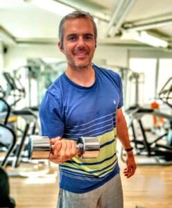 Adrian Sandmeier im Fitness Studio. Dort hört er gerne die besten Marketing Podcasts.