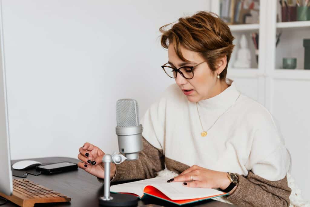 Frau vor einem Mikrovon nimmt ein Audiobuch auf, Sprechertexte (Foto: Karolina Grabowska)